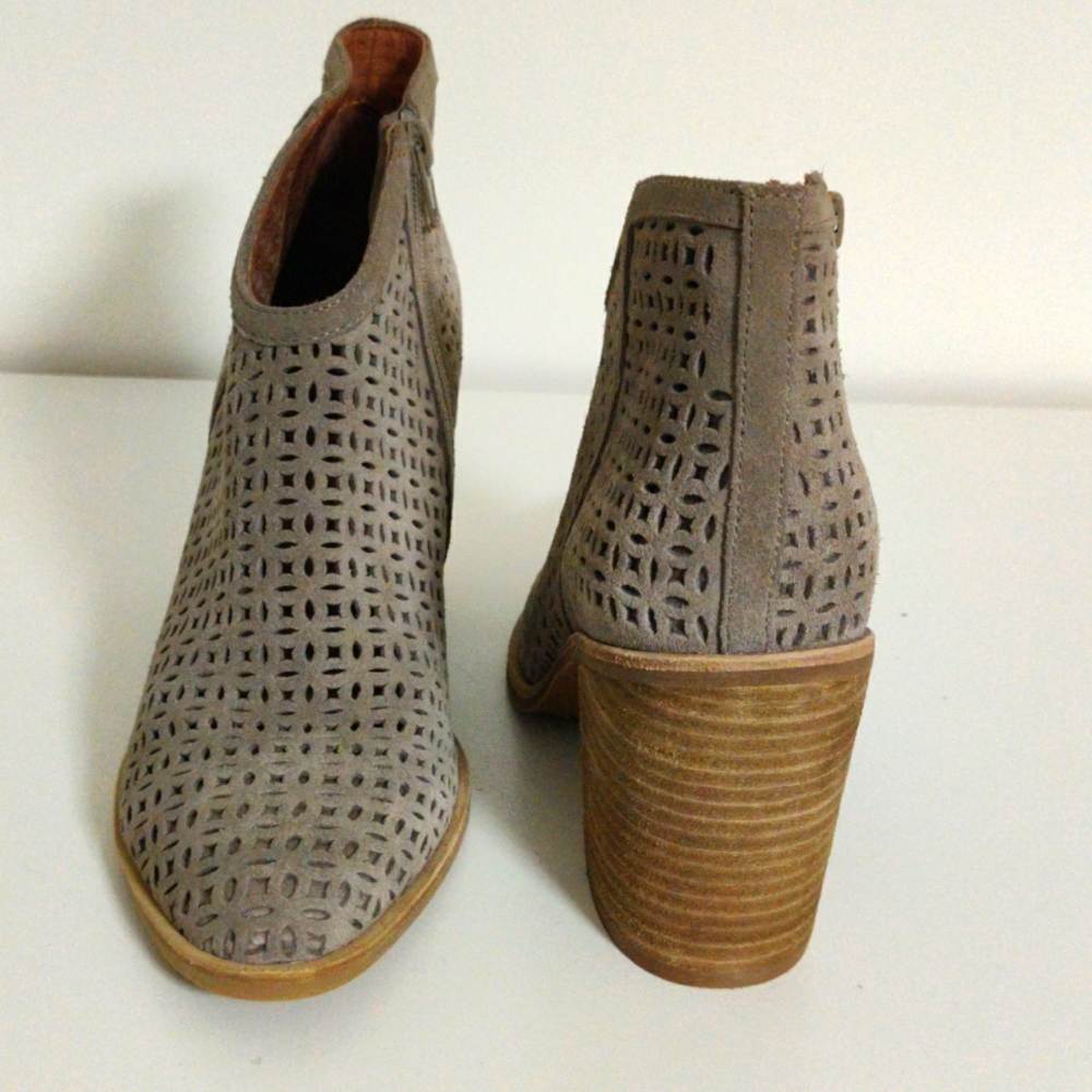 Ankle boots tan, new, 3 inch sturdy heel, zipper,, 7.5 by Jeffrey Campbell